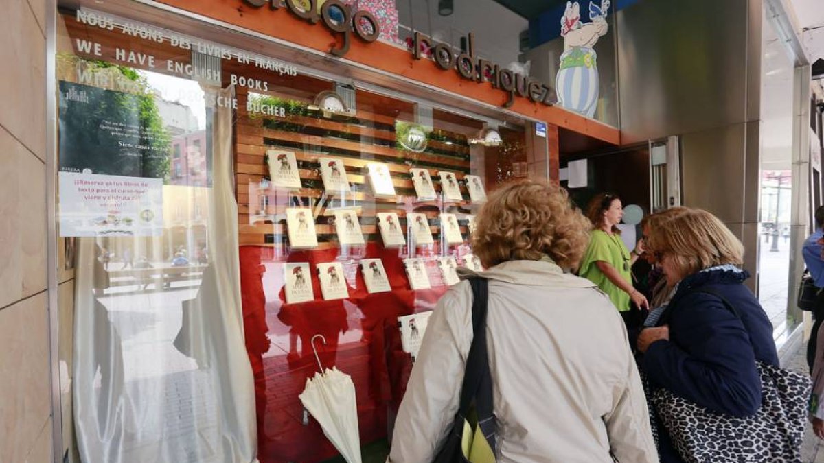 Uno de los dos escaparates del local de la Plaza Mayor se consagra exclusivamente a este libro.-Raúl Ochoa