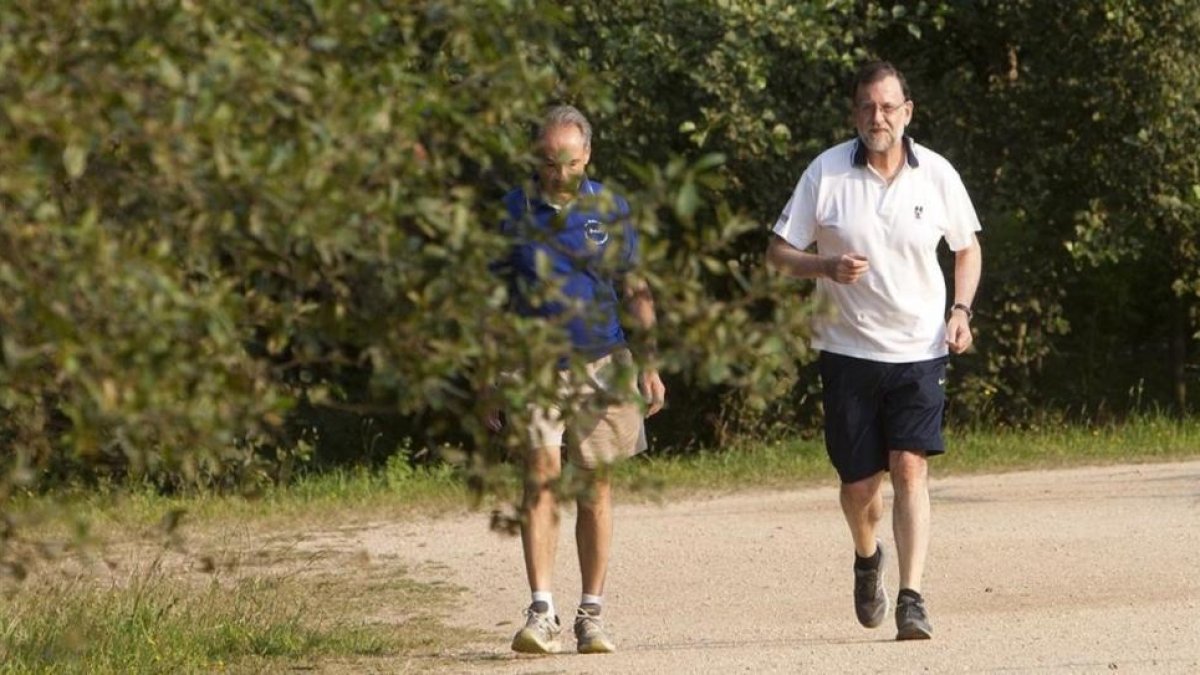 Mariano Rajoy, de caminata por Galicia, una actividad que quiere practicar también en sus vacaciones navideñas.-SALVADOR SAS