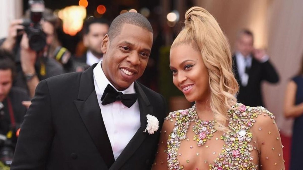 Una foto de archivo de beyoncé y su marido, Jay Z. En la derecha, la diseñadora Rachel Roy.-AP / MIKE COPPOLA