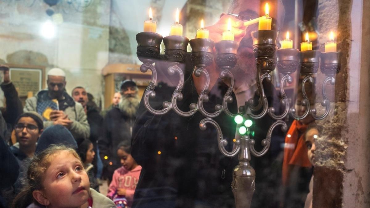 Colonos judíos en una ceremonia religiosa dentro de la Tumba de los Patriarcas en la ciudad cisjordana de Hebron el pasado domingo.-EFE