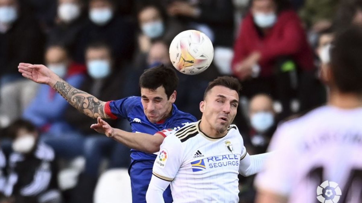 Valcarce salta con un rival. LALIGA