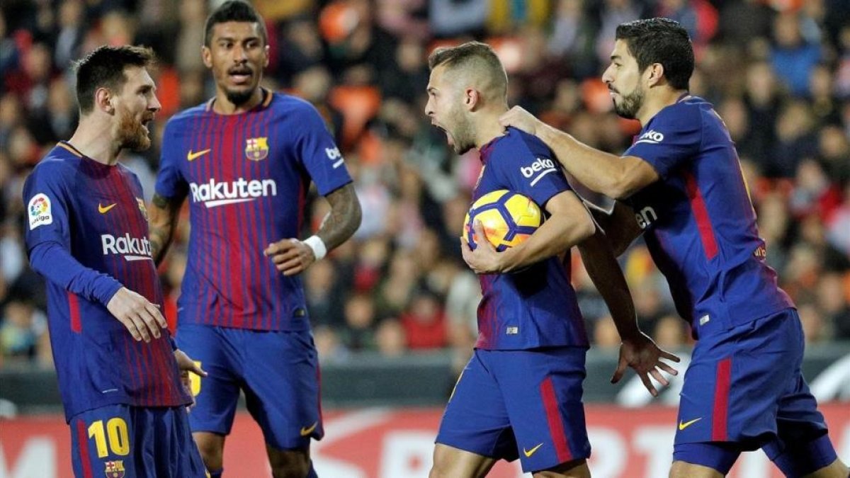 Messi, Paulinho, Alba y Suárez celebran el gol del empate azulgrana en Mestalla.-EFE / MANUEL BRUQUE