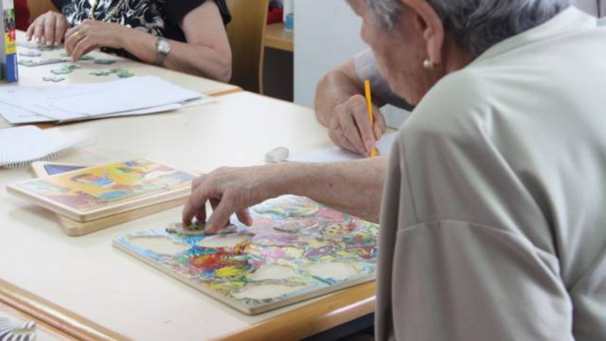 Una mujer participa en un taller para ejercitar la memoria, en una imagen de archivo.-Foto: RICARD CUGAT