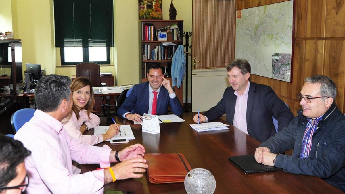 Reunión de la primera Junta de Portavoces, ayer en Alcaldía.-ISRAEL L. MURILLO