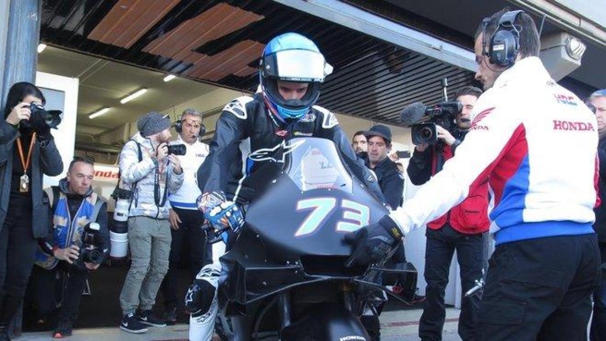 Àlex Márquez (Honda), justo en el momento en que sale del boxe de LCR Honda, hoy, en Cheste (Valencia).-EMILIO PÉREZ DE ROZAS