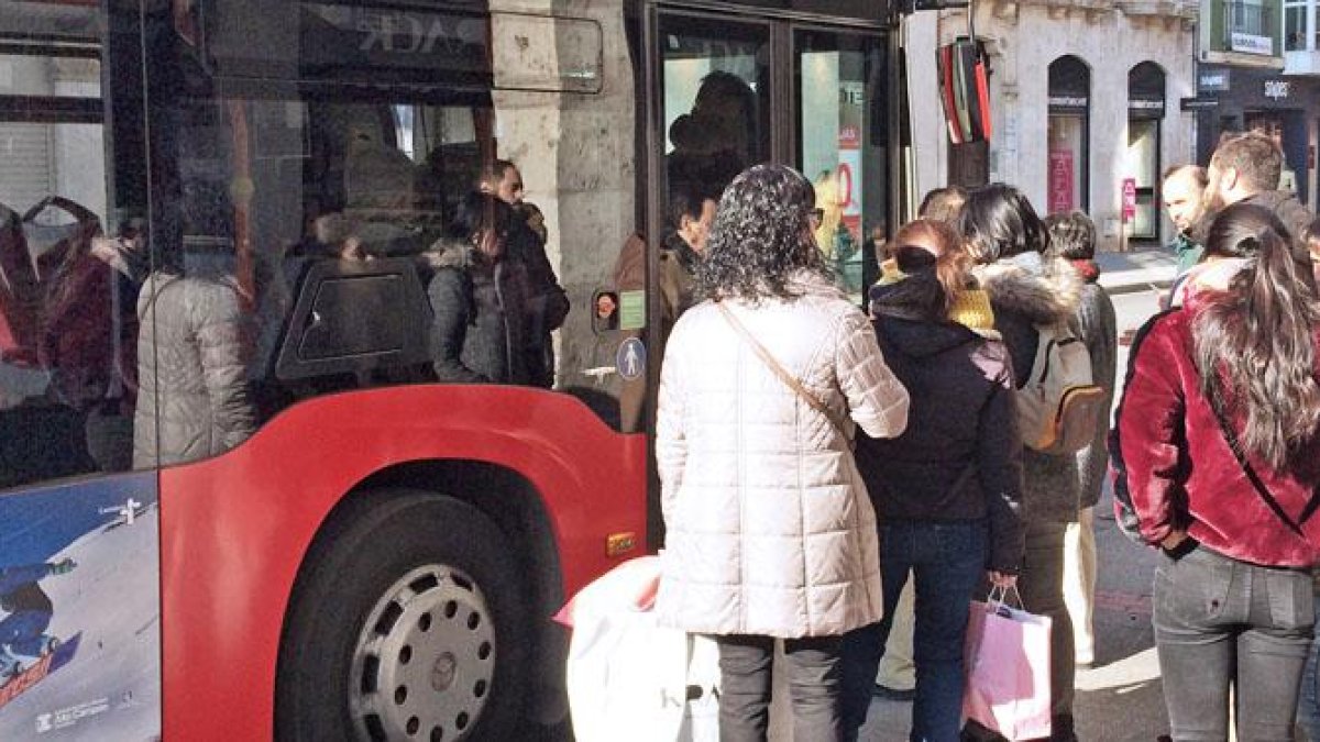 Personas subiendo a un autobús municipal. ISRAEL L. MURILLO