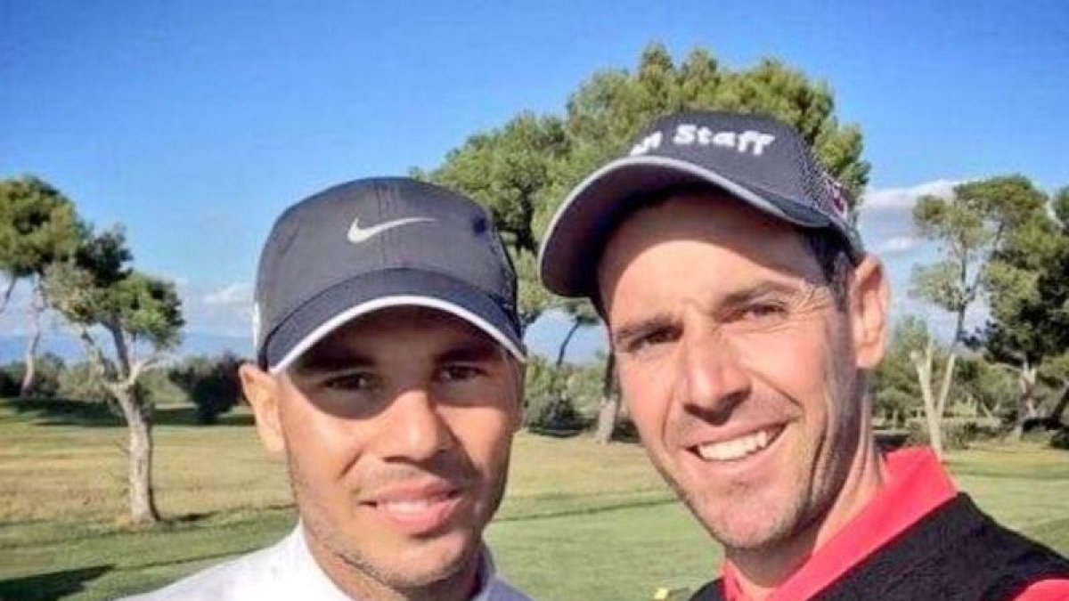 Rafa Nadal posando con gorra despúes de recortarse la melena.-EL PERIÓDICO