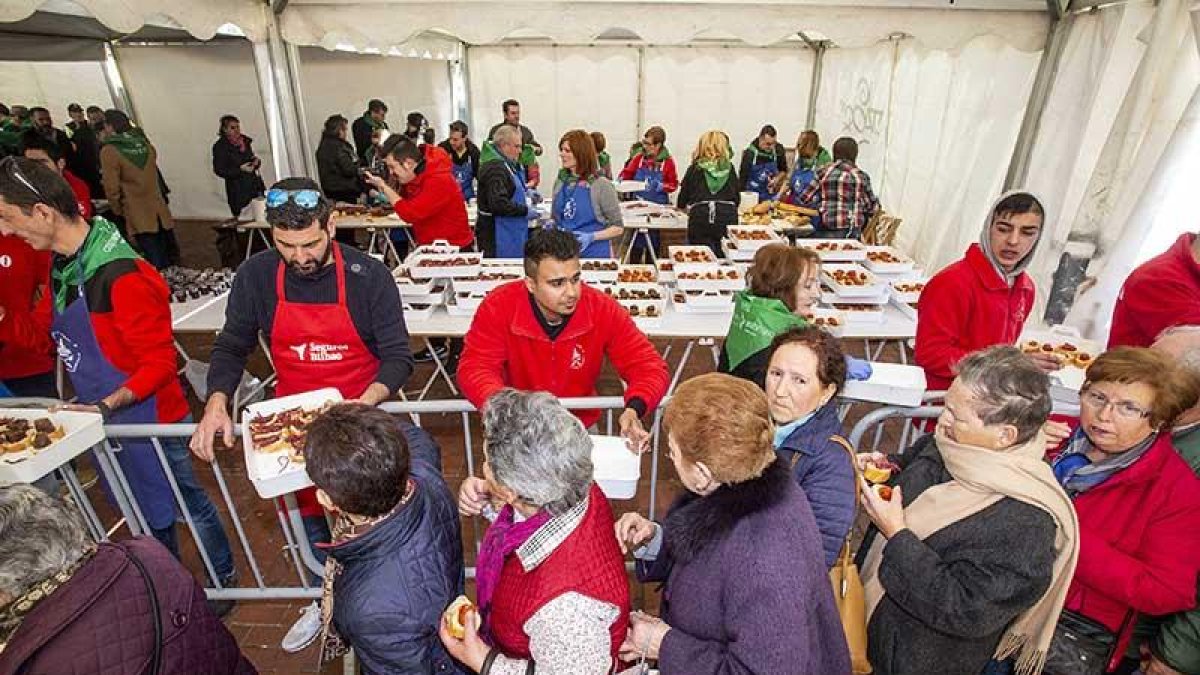 Varias personas degustan cecina en las fiestas de San Pedro de la Fuente.-SANTI OTERO