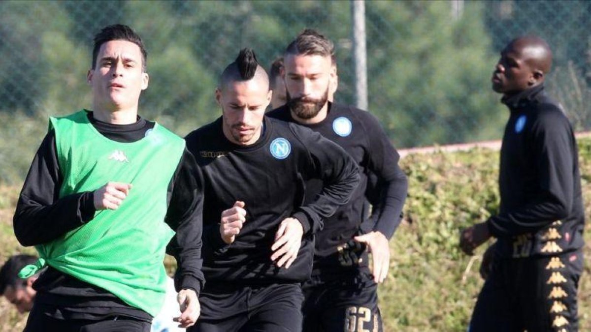 Callejón, en primer plano, seguido de Hamsik, en el entrenamiento del Nápoles de este lunes.-AFP / CARLO HERMANN