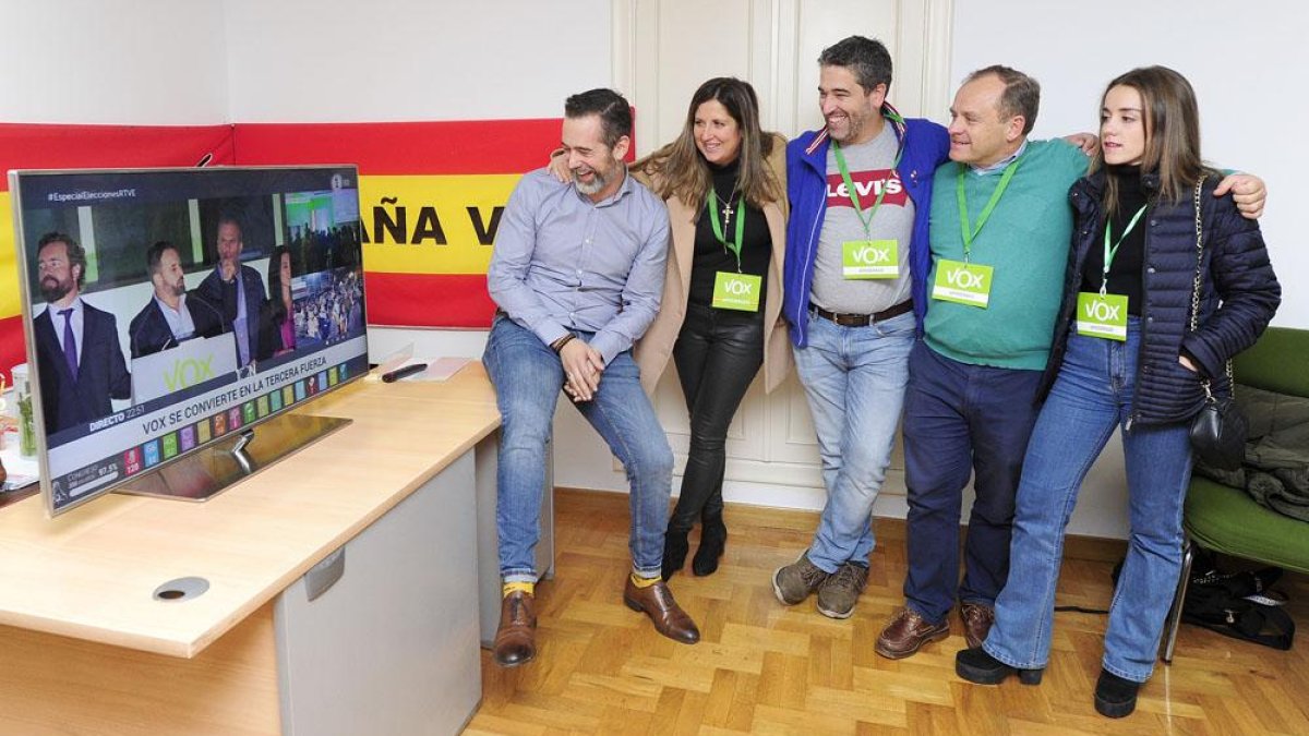 Martínez escuchó el discurso de Abascal rodeado de miembros del partido en la sede de Vox en Burgos.-ISRAEL L. MURILLO