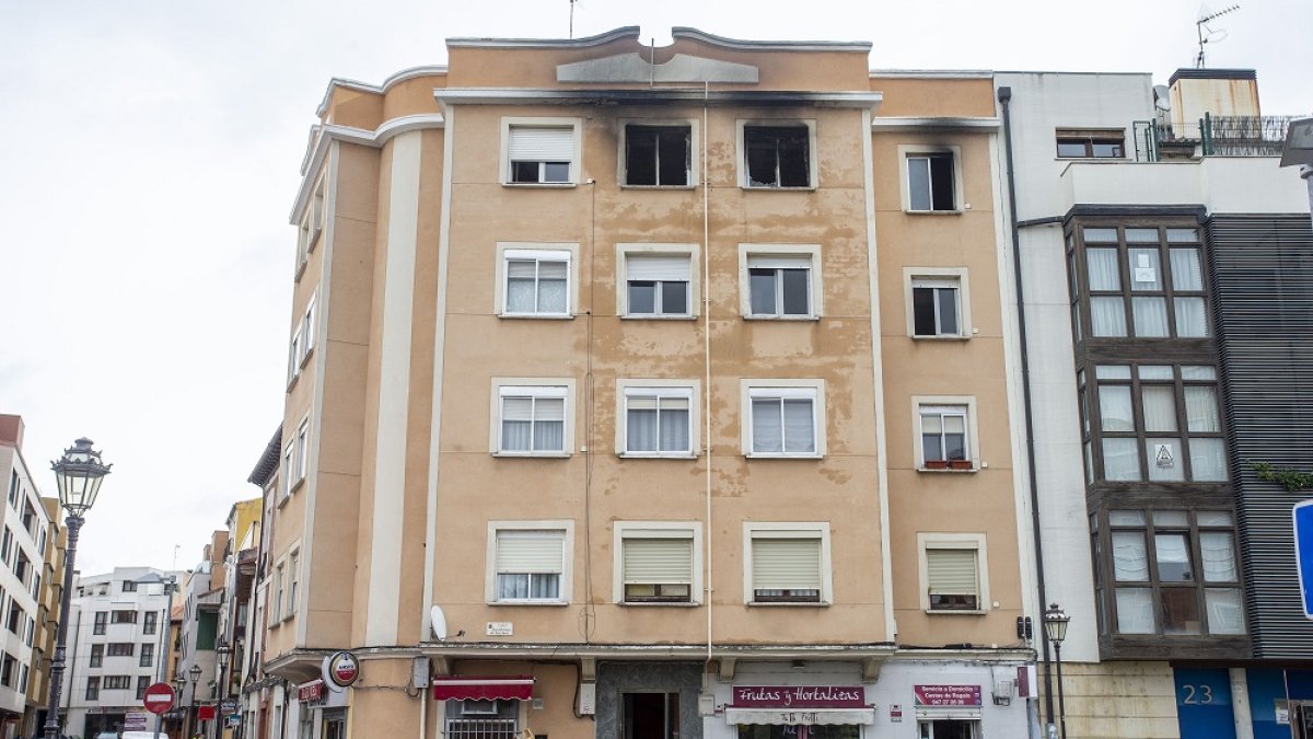 La fotografía muestra como el fuego afectó a las dos habitaciones del fondo de la vivienda, las que dan a la calle, pero casi no causó daños en el resto del edificio. SANTI OTERO