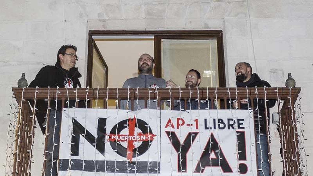 Vecinos y miembros de la Plataforma de Afectados por la N-I celebran en Briviesca la gratuidad de la ya extinta AP-1.-SANTI OTERO