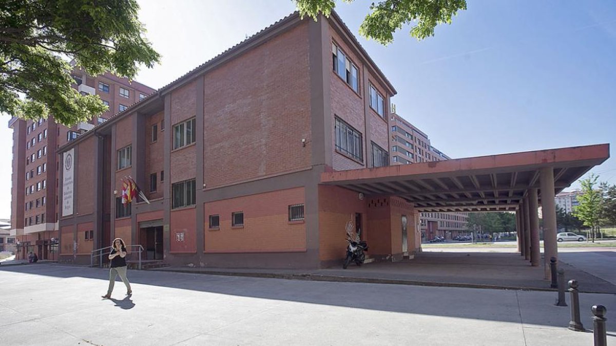 Vista exterior de la Escuela Universitaria de Relaciones Laborales y Recursos Humanos. ECB