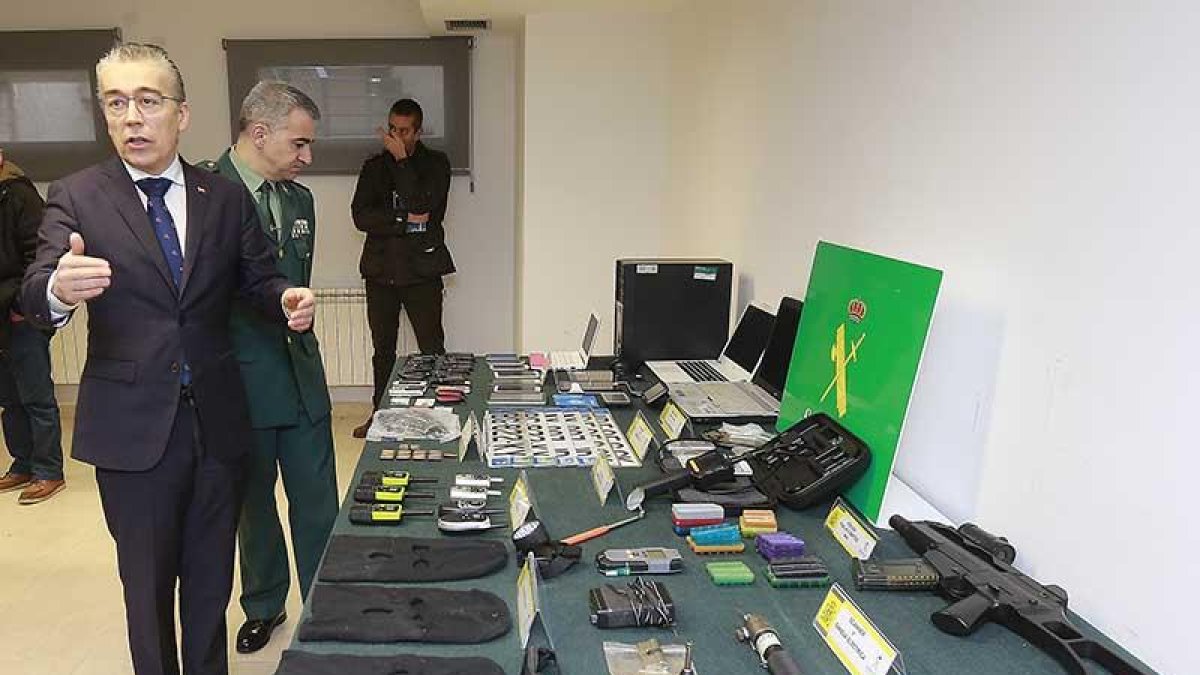 Los atracadores disponían de armamento y diversos enseres para perpetrar sus acciones criminales.-RAÚL G. OCHOA