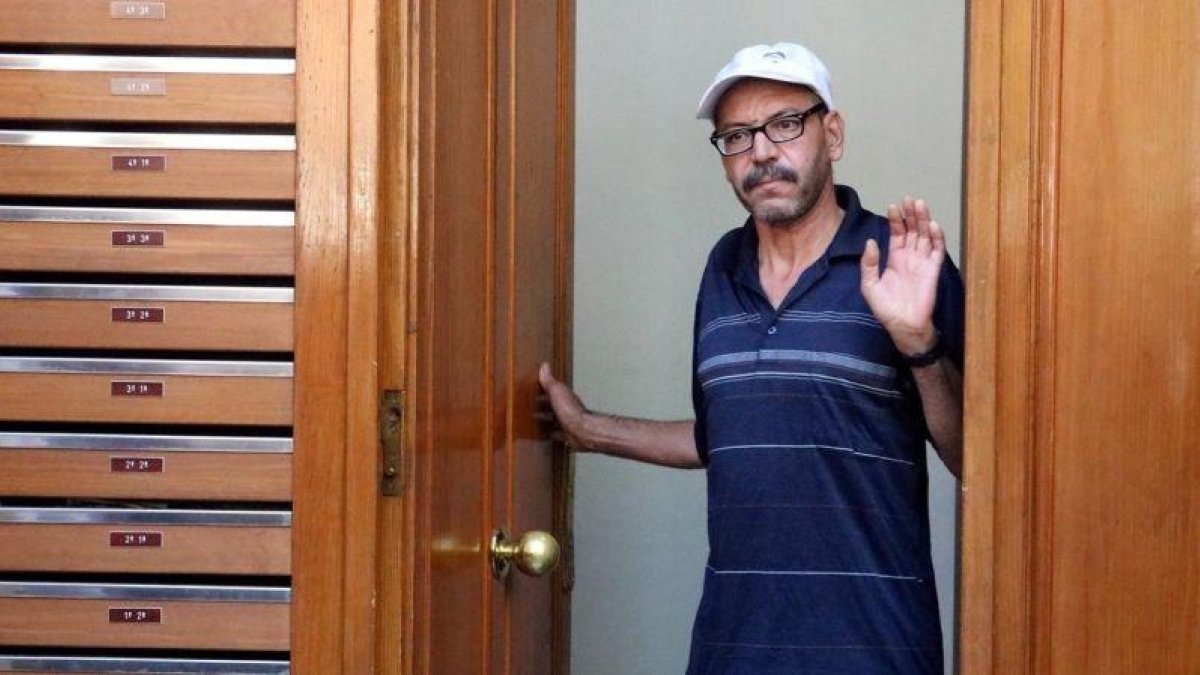 El padre de Mohamed Aallaa, Brahim Aallaa, sale del edificio de Ripoll donde vive la familia. Su hijo fue liberado por orden de la Audiencia Nacional.-GEMMA TUBERT / ACN