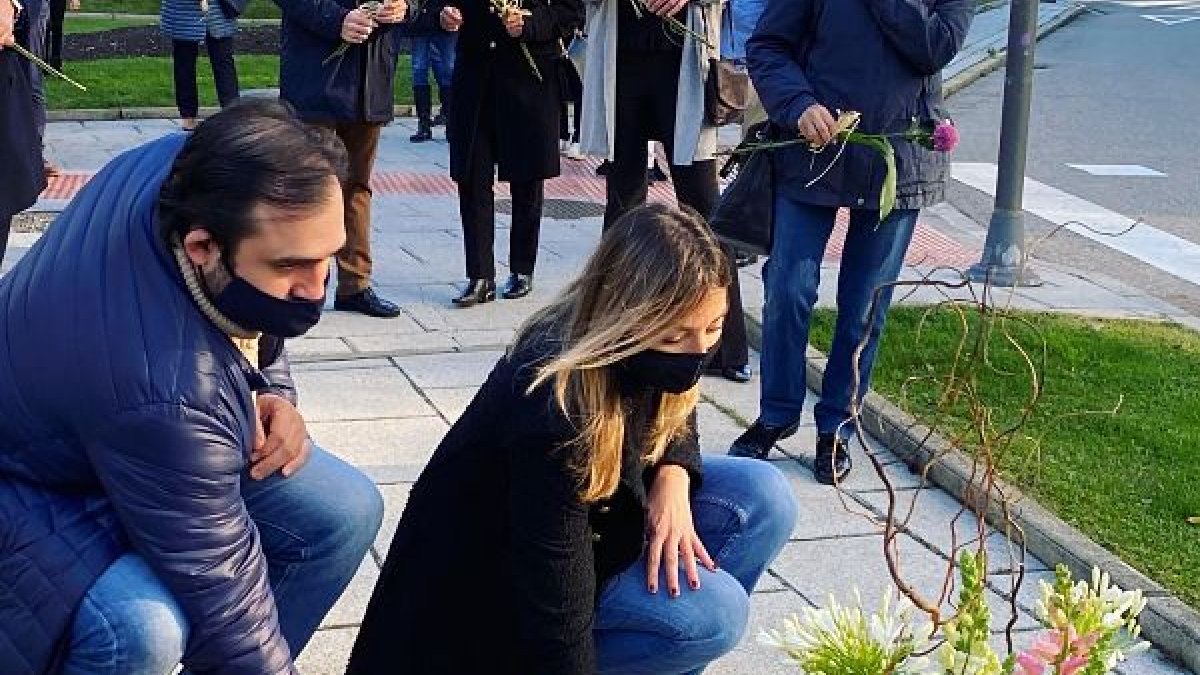Los concejales Blasco y Berzosa depositan una flor en recuerdo de las víctimas del Covid. ECB
