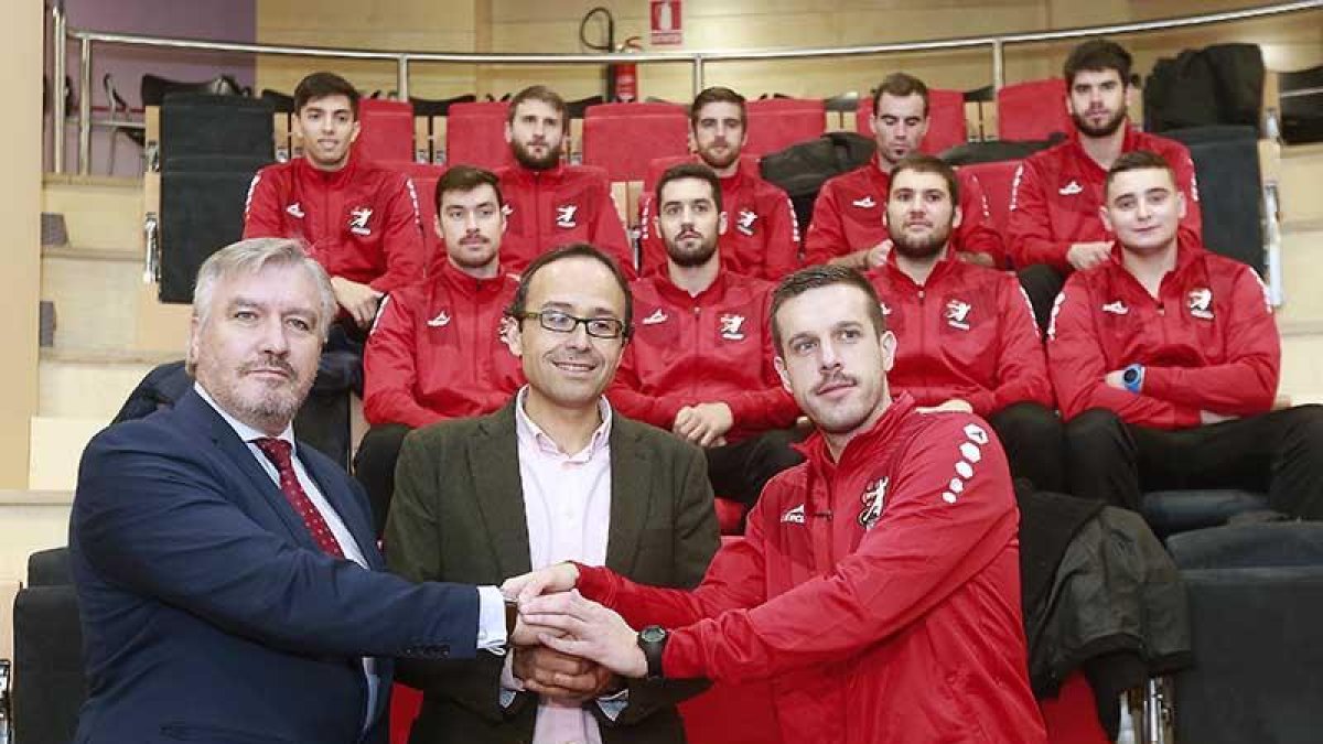 Fundación Caja de Burgos y Club Balonmano Burgos firmaron ayer el convenio en el Foro Solidario-Raúl G. Ochoa