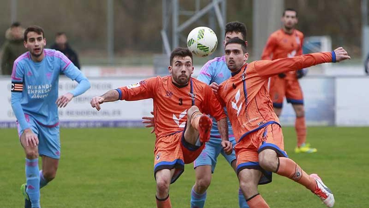 Un lance del derbi provincial entre Promesas y Mirandés B-Raúl G. Ochoa
