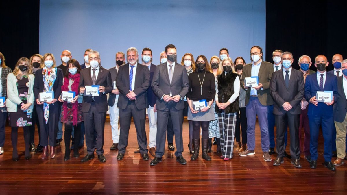 Foto de Familia de la gala en la que varias empresas colaboradoras recogieron su reconocimiento. TOMÁS ALONSO