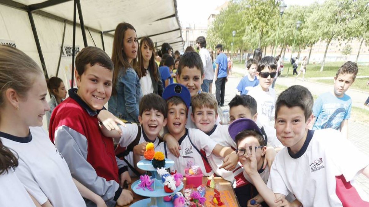 Alumnos que muestras los últimos objetos que tienen a la venta.-RAÚL G. OCHOA