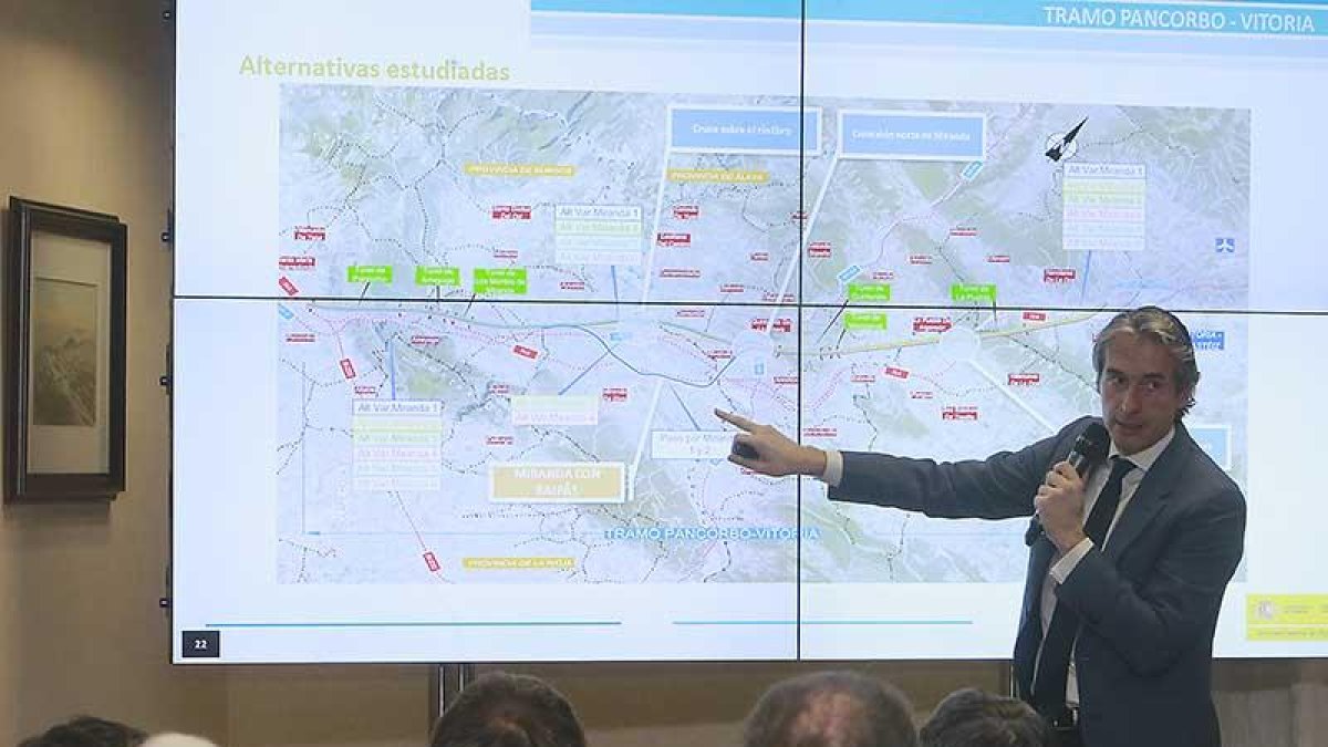 El ministro de Fomento, Íñigo de la Serna, señala un punto del trazado del AVE entre Burgos y Vitoria.-RAÚL G. OCHOA