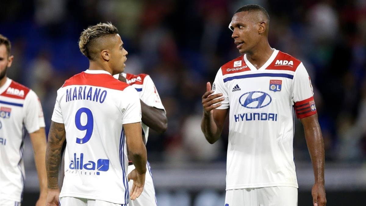 Mariano junto a Marcelo en el partido que jugó el Olympique de Lyón ante el Estrasburgo. /-SOCCRATES IMAGES