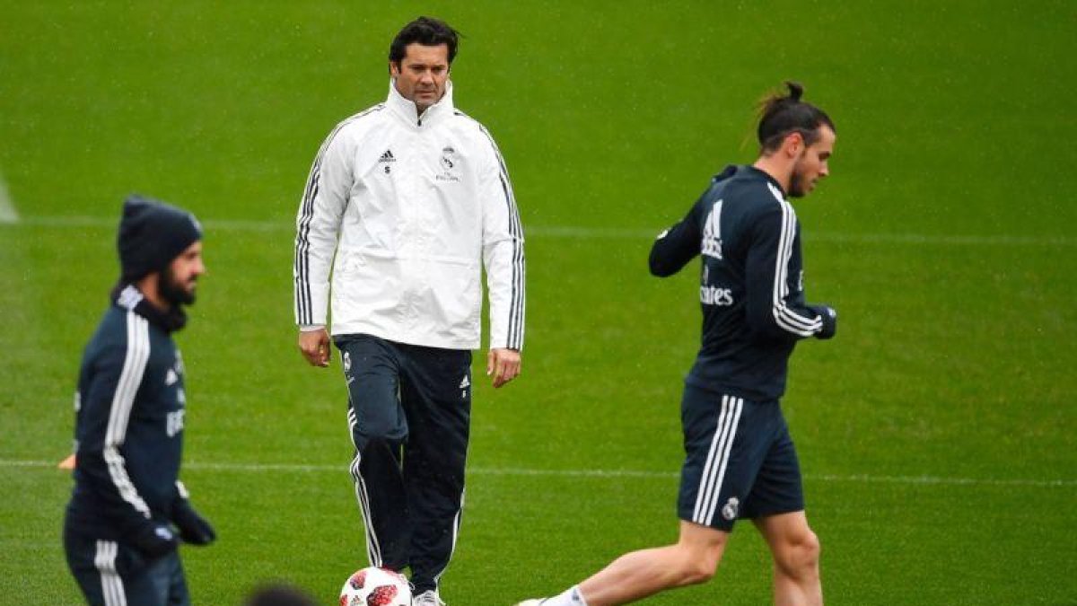 Isco (i) junto a Solari (c) en un entrenamiento del Madrid.-AFP