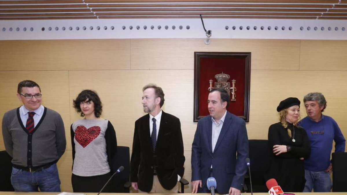 La sala de vistas del TSJ fue tomada ayer por, de i. a d., Nacho de Miguel, Carola Martínez, Roger Redondo, Óscar Martínez, Ana Roncero y Carlos Lozano.-Raúl Ochoa