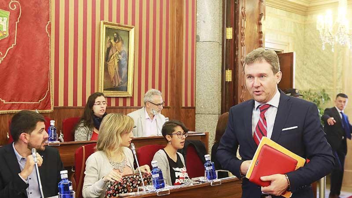 El alcalde, Javier Lacalle, entra al salón de Plenos del Ayuntamiento.-RAÚL G. OCHOA