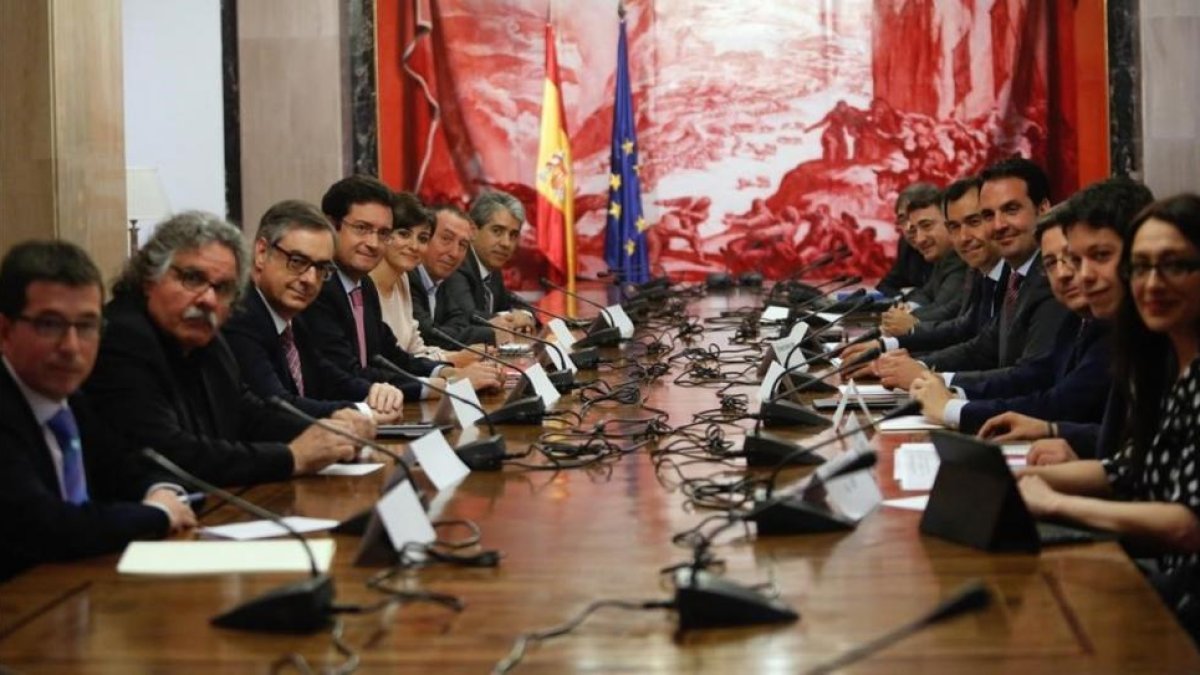 Los partidos políticos se reúnen en el Congreso para abordar los recortes en la campaña del 26-J-JUAN MANUEL PRATS