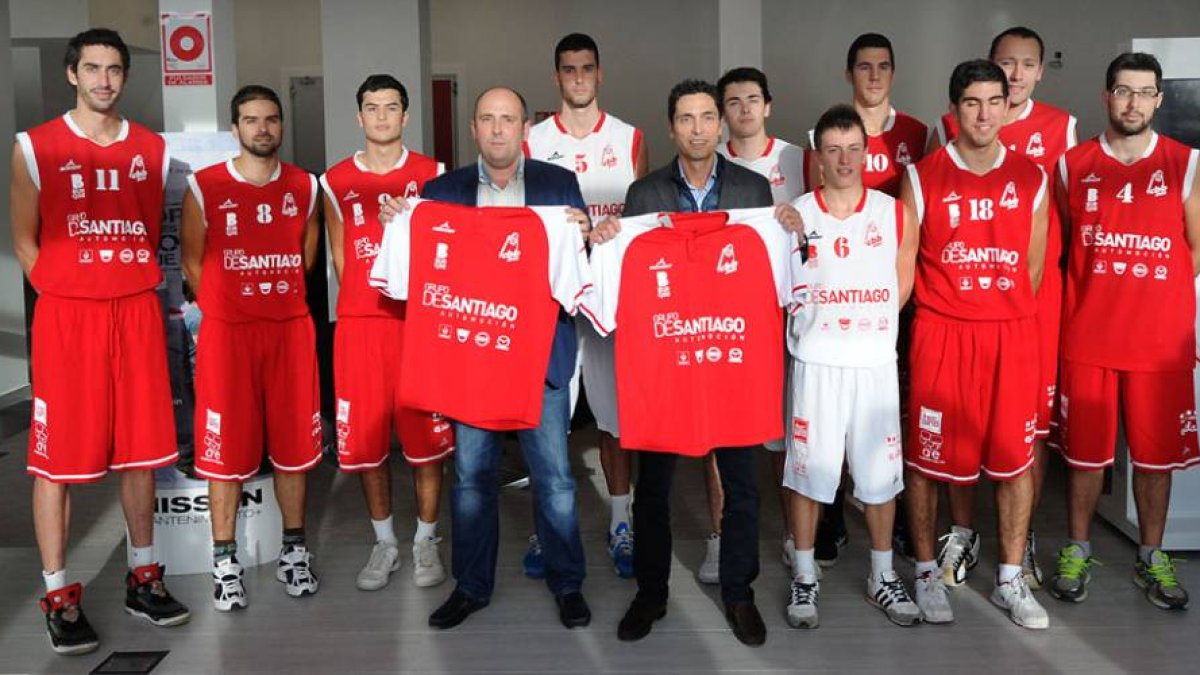 Directiva, patrocinador y la plantilla del equipo de LigaEBA posan con la nueva equipación, ayer.-ISRAEL L. MURILLO