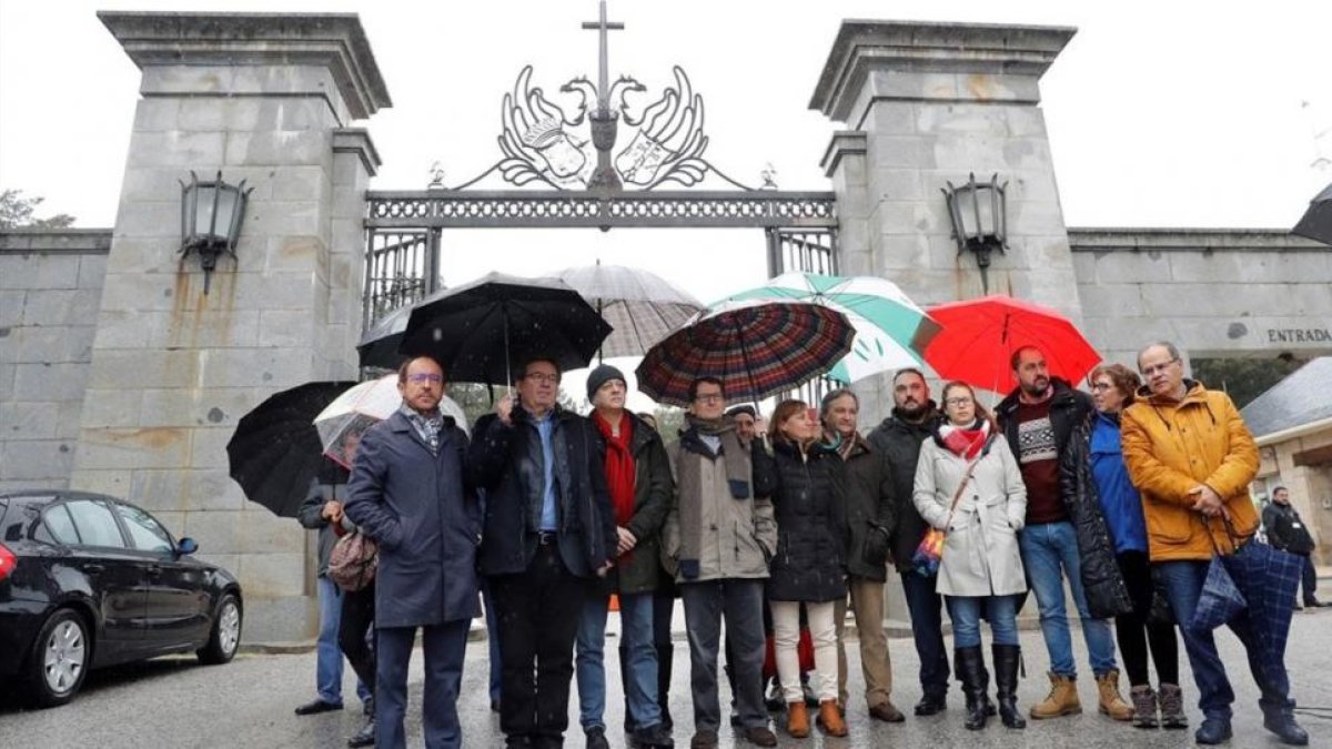 Una delegación del PSOE se ha trasladado este miércoles al Valle de los Caídos.-EFE/ JUAN CARLOS HIDALGO