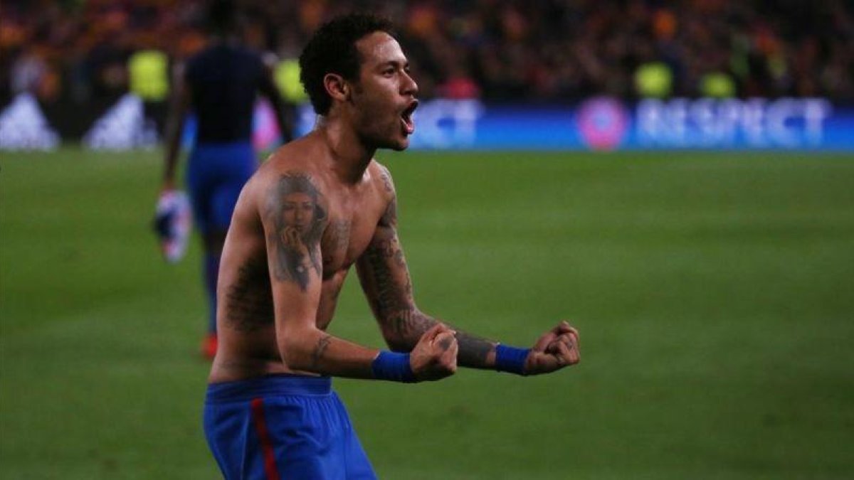 Neymar festeja la clasificación del Barcelona para los cuartos de final de la Champions.-REUTERS / SERGIO PÉREZ