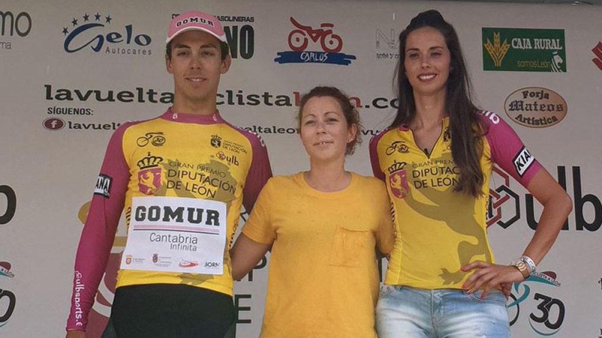 Ángel Fuentes en el podio de la Vuelta a León con el maillot amarillo de líder.-