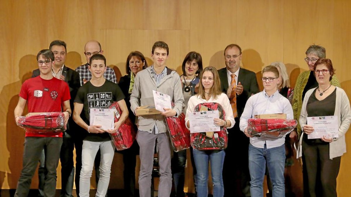 Fernado Rey, en el centro, posa con los alumnos premiados por su trabajo en Matemáticas.-ICAL