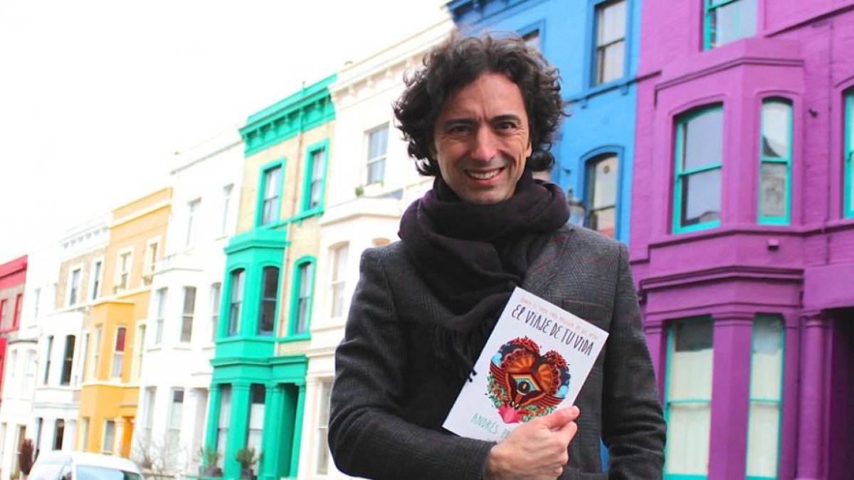 Andrés Pascual, con un ejemplar del libro con el barrio londinense de Notting Hill, donde vive ahora, de fondo.-