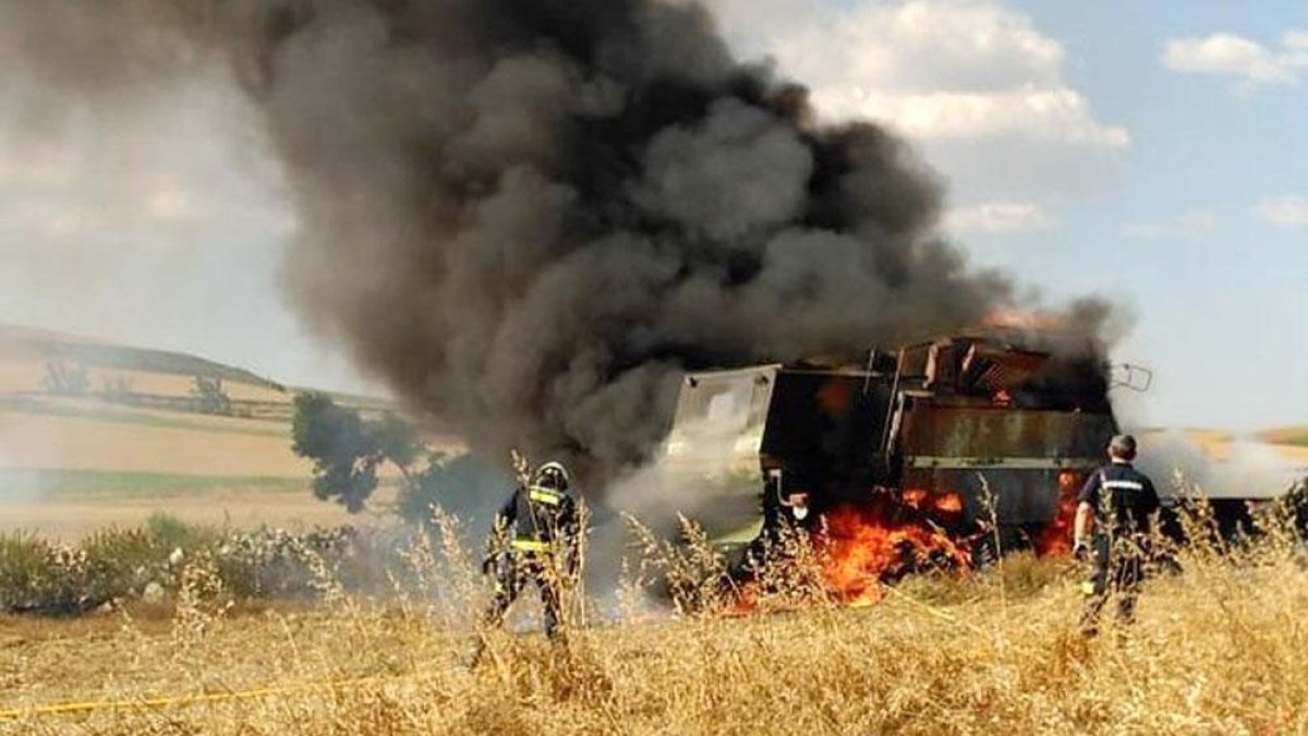 Incendio en Villayerno Morquillas, el jueves 26 de julio, presuntamente accidental por uso de maquinaria agrícola.-APAMCYL