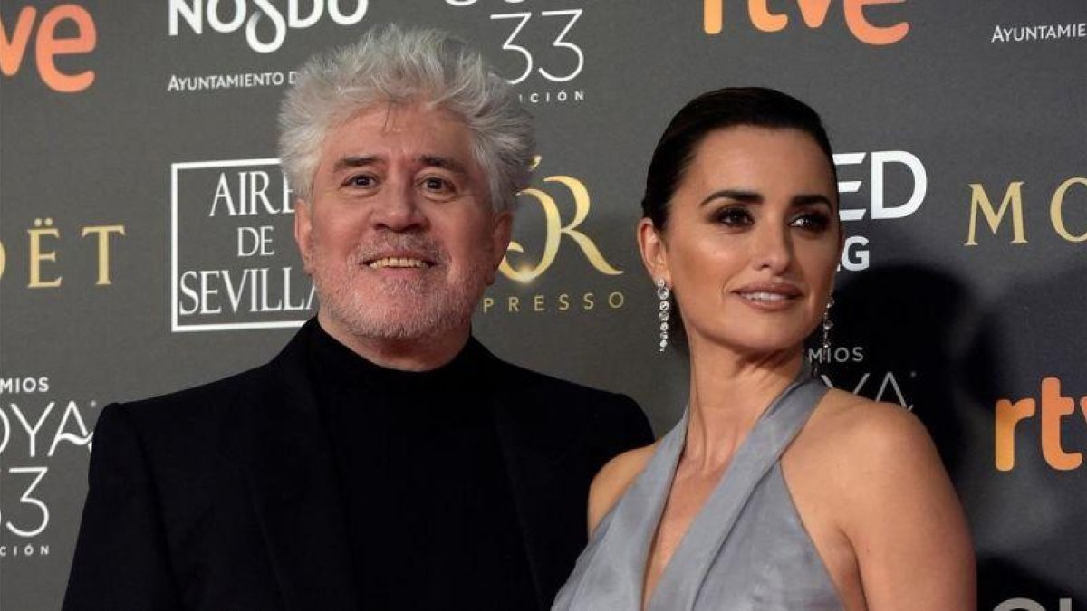 Pedro Almodóvar y Penélope Cruz, en la alfombra roja.-AFP / JORGE GUERRERO