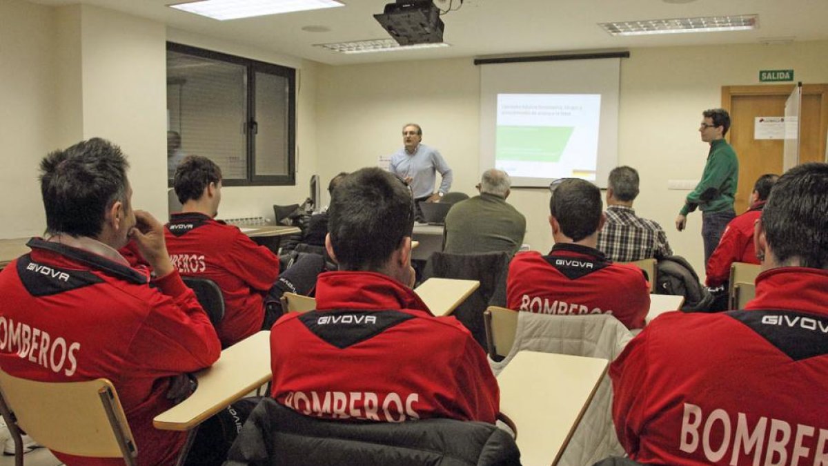 Un momento del curso ofrecido ayer a los bomberos.-G. G.