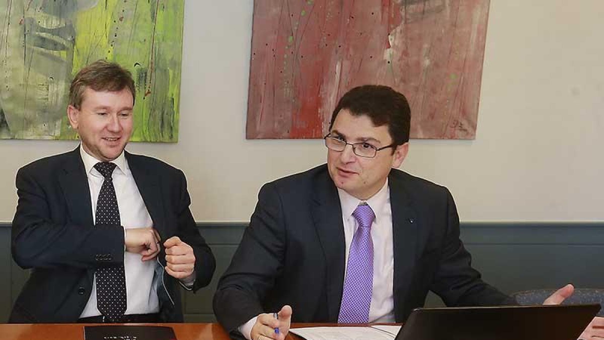 El alcalde de Burgos, Javier Lacalle, junto al gerente del Plan Estratégico, Mario Sanjuan.-RAÚL G. OCHOA