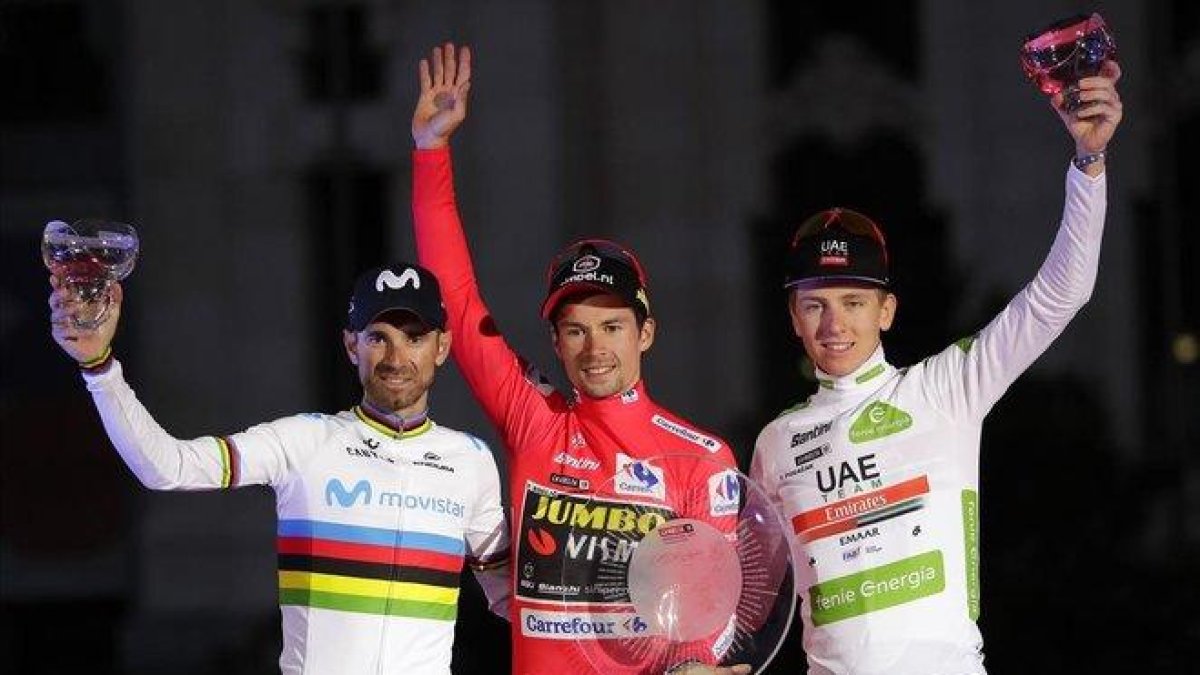 Roglic, en el centro, con Valverde y Pogacar, a la derecha, en el podio final de la Vuelta 2019.-AP / MANU FERNÁNDEZ