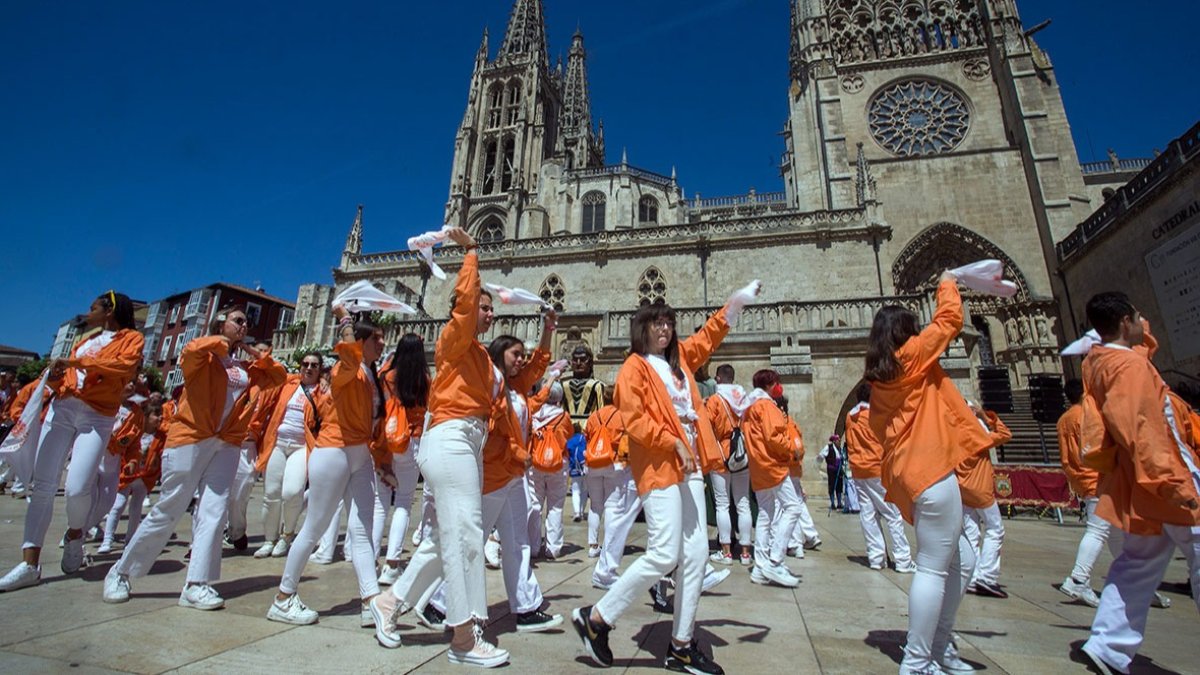 Miles de burgaleses acudieron a la Ofrenda Floral. TOMÁS ALONSO