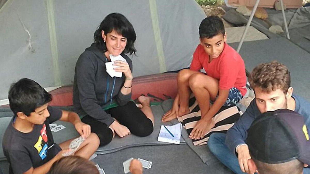 Ana juega a las catas con niños del campamento de refugiados de Suda, Quíos.-ECB