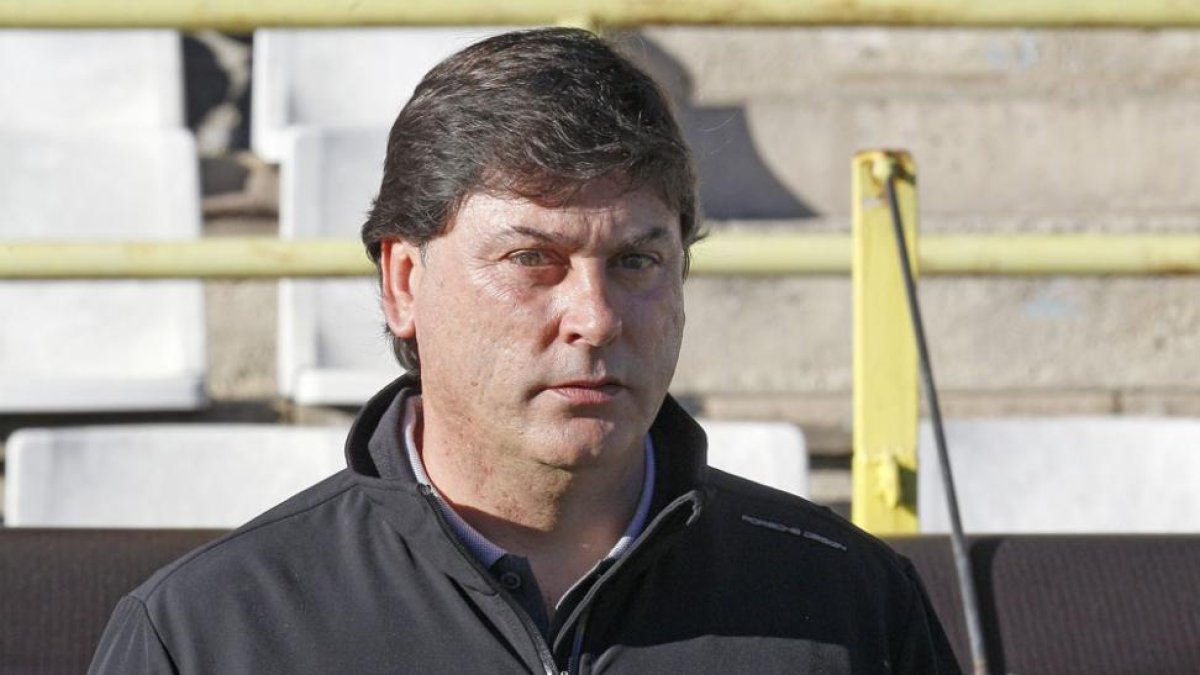 Alejandro Menéndez en el banquillo de El Plantío antes de comenzar un encuentro.-SANTI OTERO