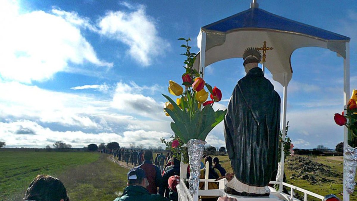 'El Santito' sólo sale este día del Monasterio de las Dominicas de Caleruega, que le custodian todo el año.-ECB