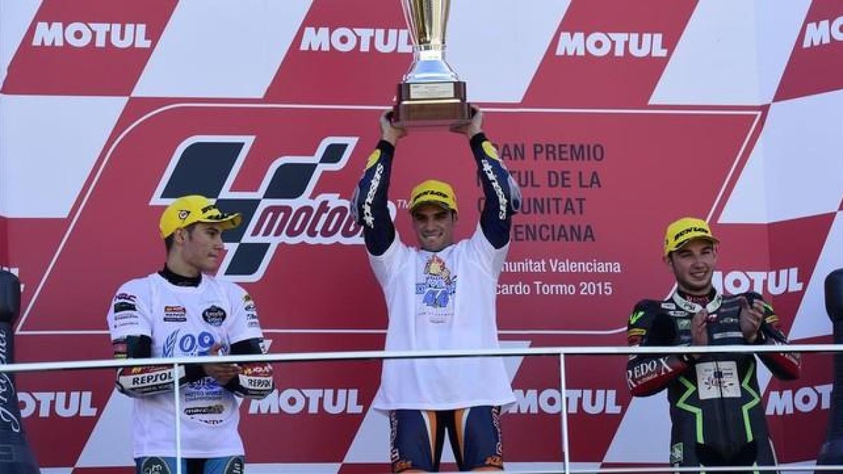 Jorge Navarro (izquierda), Miguel Oliveira y Jakub Kornfeil, en el podio de la carrera de Moto3.-AFP / JAVIER SORIANO