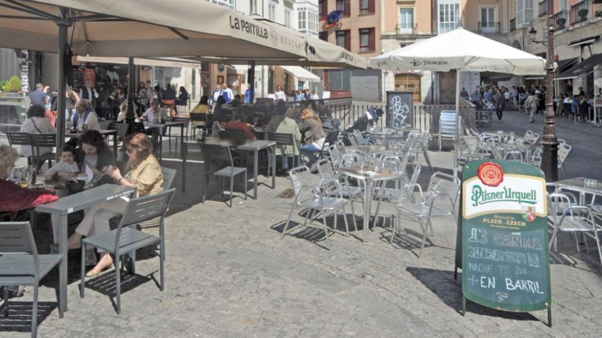 La plaza de La Flora ha vivido una reconversión de los locales hacia los bares de tapas.-ISRAEL L. MURILLO