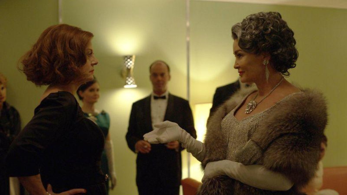 Susan Sarandon (Bette Davis) y Jessica Lange (Joan Crawford), en la serie 'FEUD: Bette and Joan'.-SUZANNE TENNER