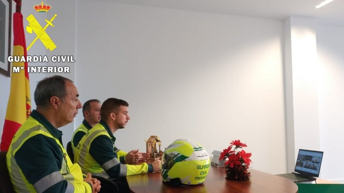Videoconferencia de María Gámez con los agentes de la Guardia Civil de Tráfico de Aranda de Duero. GUARDIA CIVIL