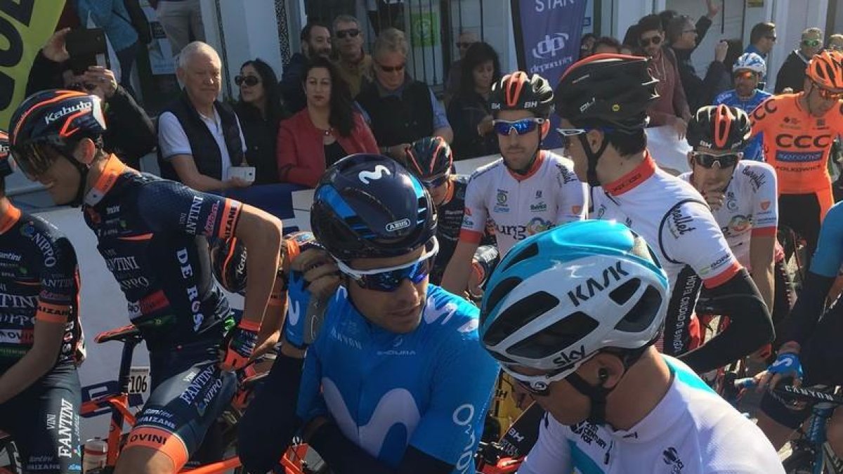 Chris Froome (de blanco) habla con Mikel Landa instantes antes de darse la salida a la primera etapa de la Vuelta a Andalucía, en Mijas (Málaga).-TWITTER / VELONCC